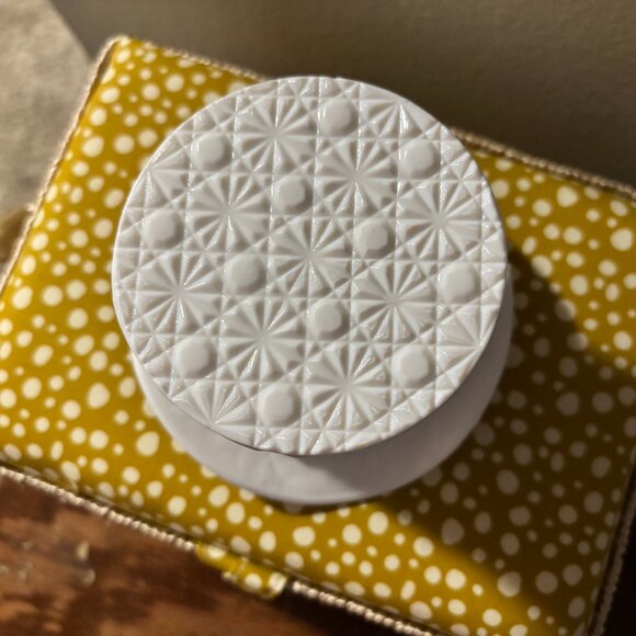 🎩 Vintage Fenton Milk Glass Top Hat Toothpick Holder – Classic Elegance! 🤍 - Picture 4 of 4